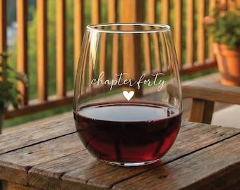 Gepersonaliseerd 40e verjaardag stemloos wijnglas voor vrouwen – gegraveerd glas – aangepast cadeau voor haar – elegante 40e verjaardag aandenken – 9 ontwerpen