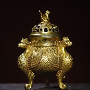 Chinesische antike handgemachte geschnitzte reine Kupfer vergoldete drei beinige Phönix-Statue Weihrauch-Brenner-Verzierung, kostbar und exquisit
