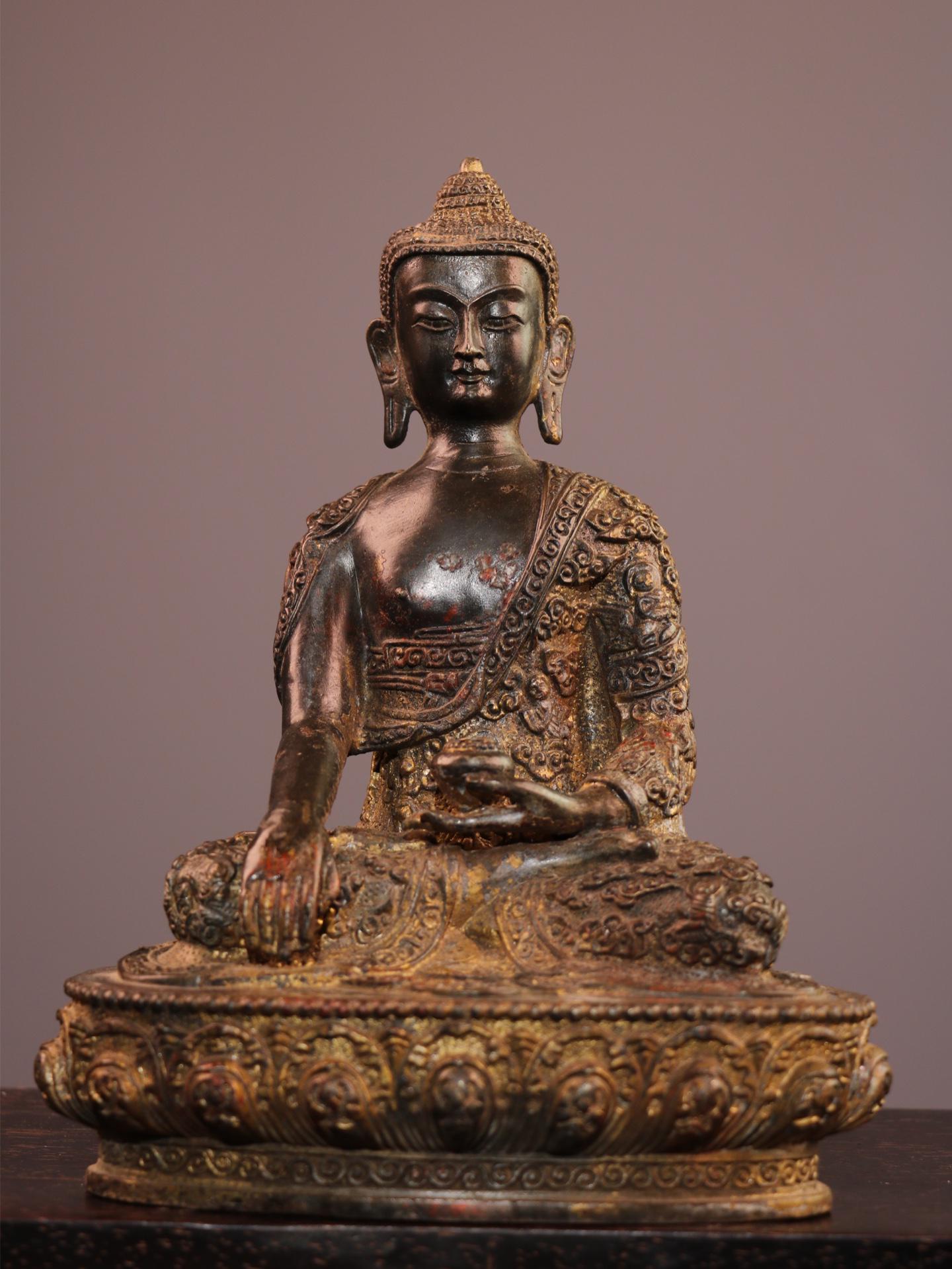 中国のアンティークの手彫りの純銅製釈迦牟尼仏像の装飾品。絶妙で貴重