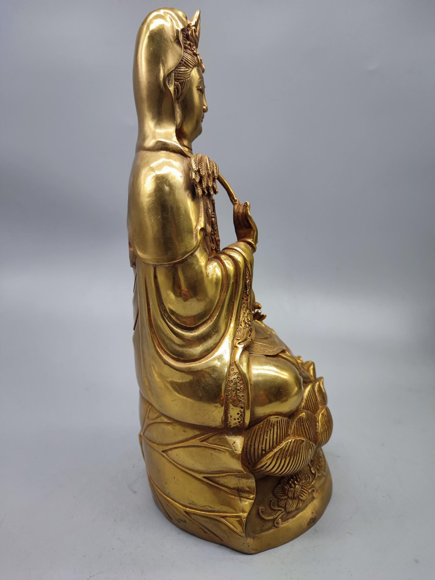 中国のアンティークの純粋な手彫りの純銅の観音菩薩仏像の装飾品、絶妙