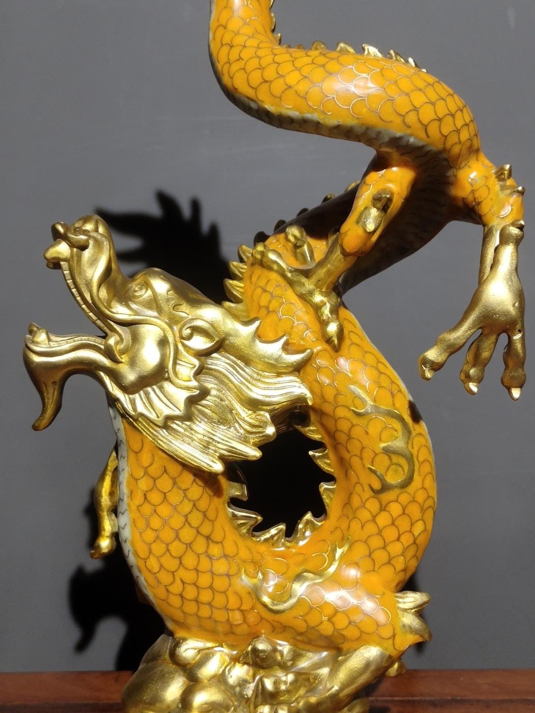 七宝焼　龍　縁起物 中国のアンティークの手彫りの純銅の七宝焼きの吉祥の龍の像の装飾品