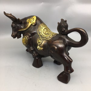 中国のアンティーク手作りの大きな純銅の金箔牛の像の装飾品、家の机の装飾品、絶妙で希少で収集する価値があります