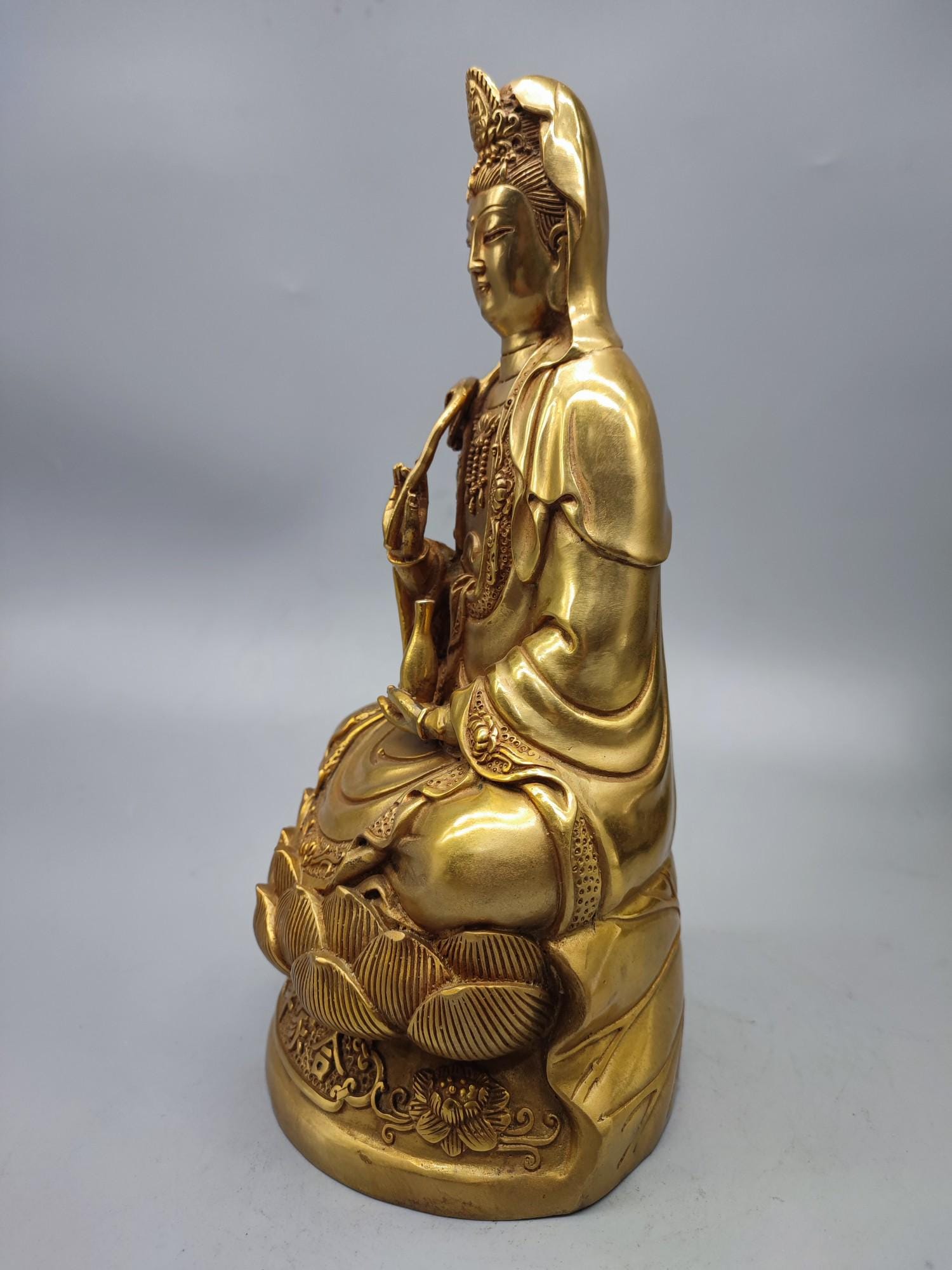 中国のアンティークの純粋な手彫りの純銅の観音菩薩仏像の装飾品、絶妙