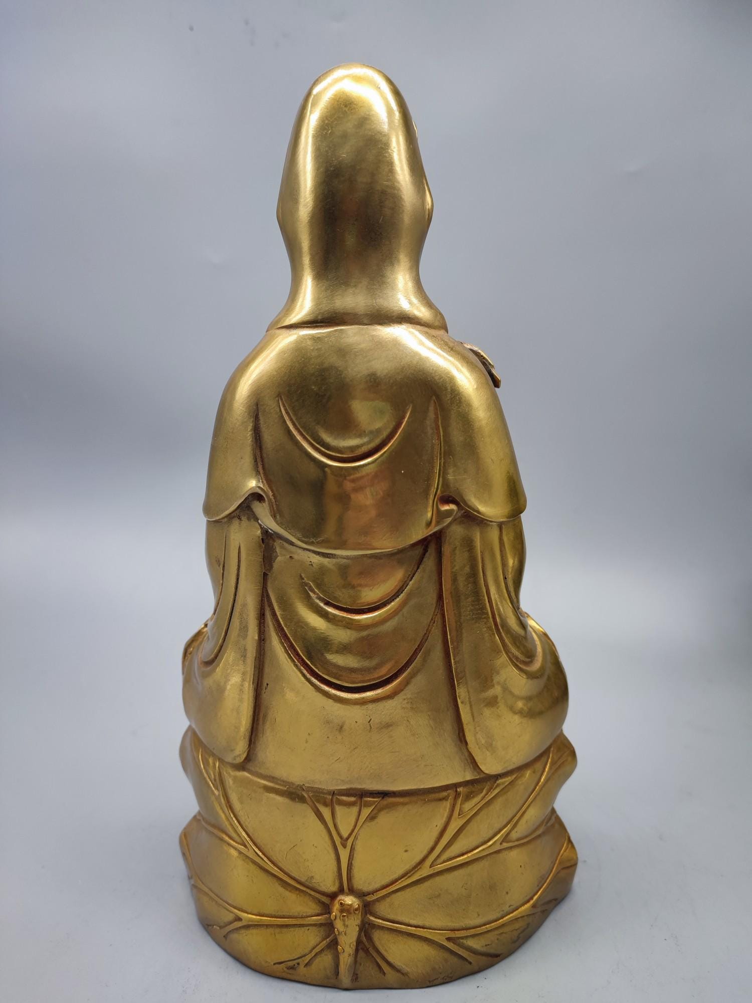 中国のアンティークの純粋な手彫りの純銅の観音菩薩仏像の装飾品、絶妙