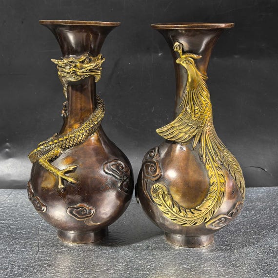 中国のアンティークの手彫りの純銅製の金箔の龍と鳳凰の像の花瓶の装飾 