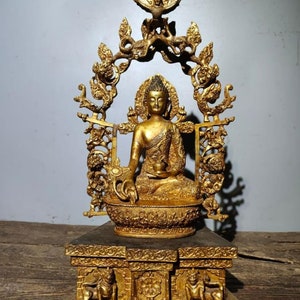 中国の純銅製の手彫りの大きな金箔の台座付き釈迦牟尼仏像は絶妙で希少価値が高く、収集する価値があります。