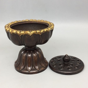 Chinesische antike reine Kupfer handgefertigte geschnitzte Lotus Hohldeckel Weihrauchbrennerdekoration, exquisit und selten