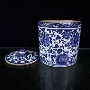 Blå och vit porslinsvas i ren handgjord keramik med tvinnat lotusblomslock, förvaringsburk.