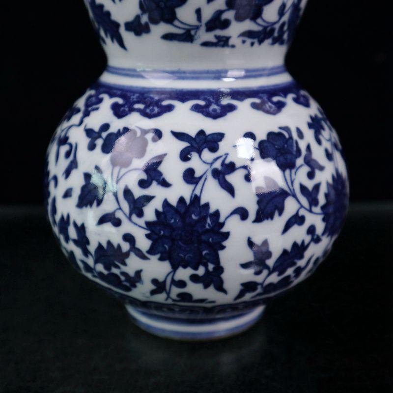 中国の青と白の磁器製ひょうたん型花瓶、美しい模様の装飾品、家の装飾