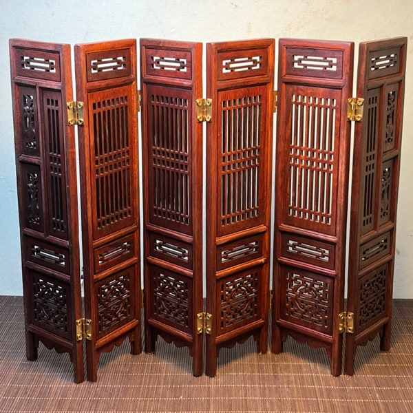 Chinese antique hand-carved red acid wood grid pattern six leaf small screen ornament,beautiful in shape,worthy of collection