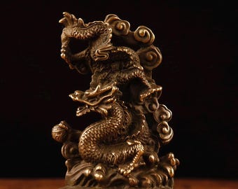 中国のアンティークの手彫りの純銅製の龍と鳳凰の像の装飾品。絶妙で