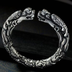 Collect handmade carved Tibetan silver dragon pattern statue bracelets,gift,unique and exquisite