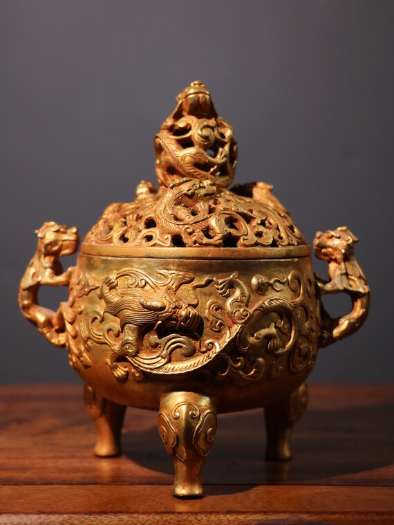 中国のアンティークの純粋な手彫りの純銅の金箔の龍の香炉の装飾品 