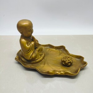Chinesische reine handgeschnitzte Messing Lotusblatt kleine Mönch Statue Platte,schöne Form,sammelnswert und verwendet