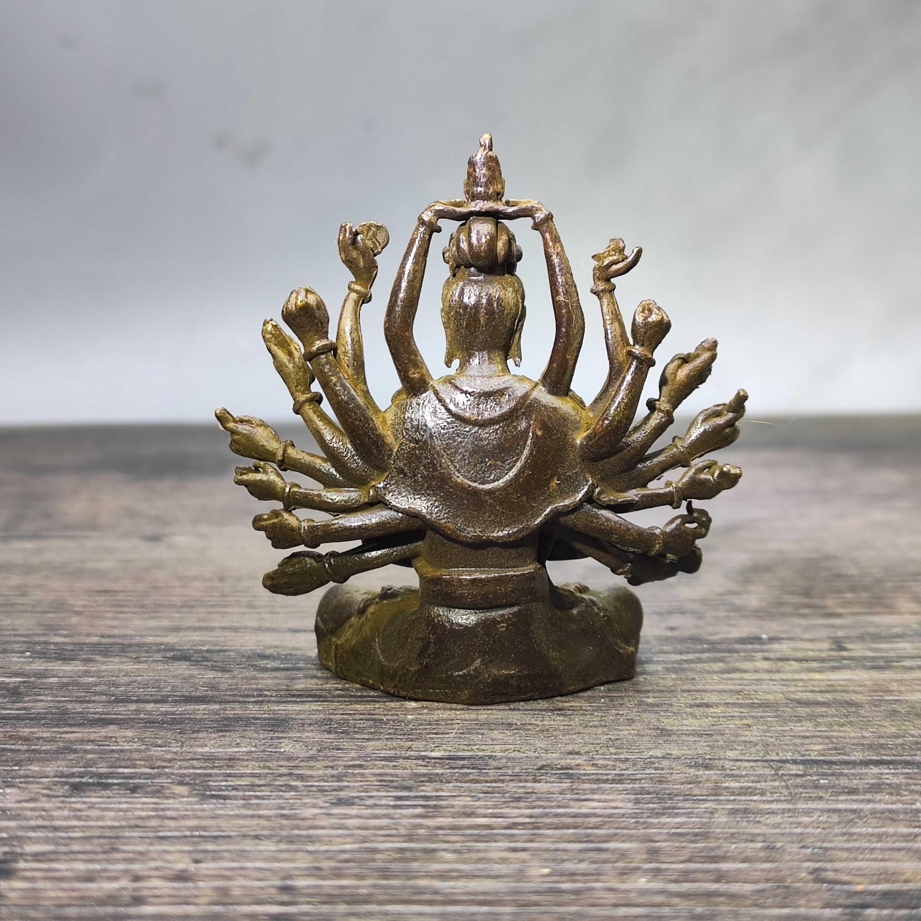 中国の手彫りの純銅ブロンズ千手観音像の小さな装飾品、ユニークで中古