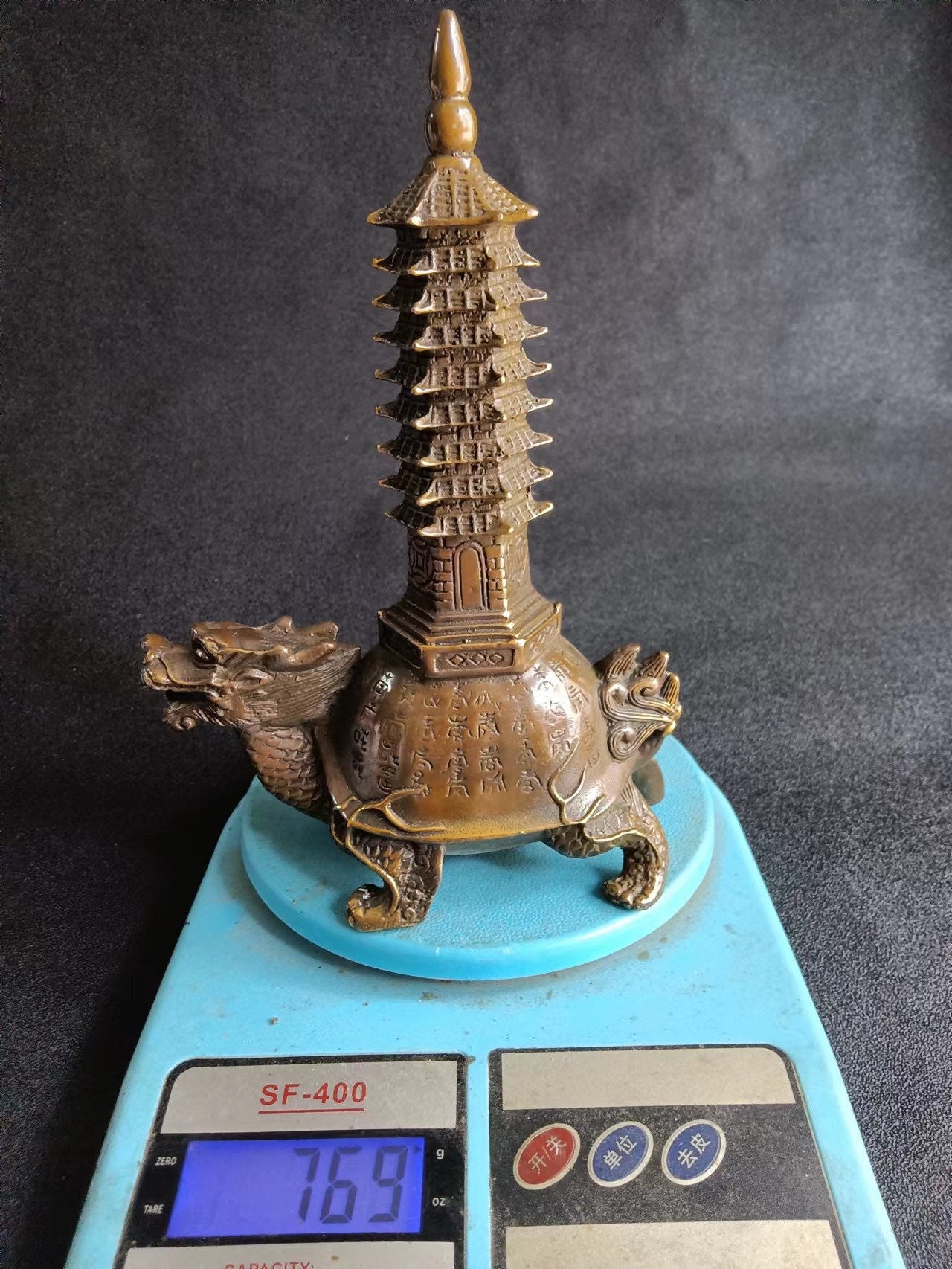 初期のコレクションの純銅の龍亀の塔の像の装飾品、手彫りの