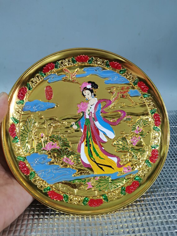中国の純粋な手彫りの精巧な純銅の金箔の美しい模様の皿飾り、貴重品 