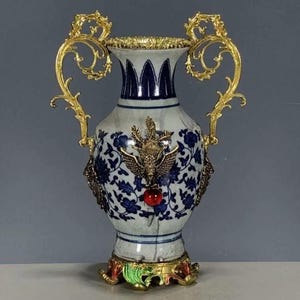 Prachtige puur koperen vergulde ingelegde feniks en blauw-witte porseleinen vaas met lotusbloempatroon, prachtig en uniek, kan worden opgehaald