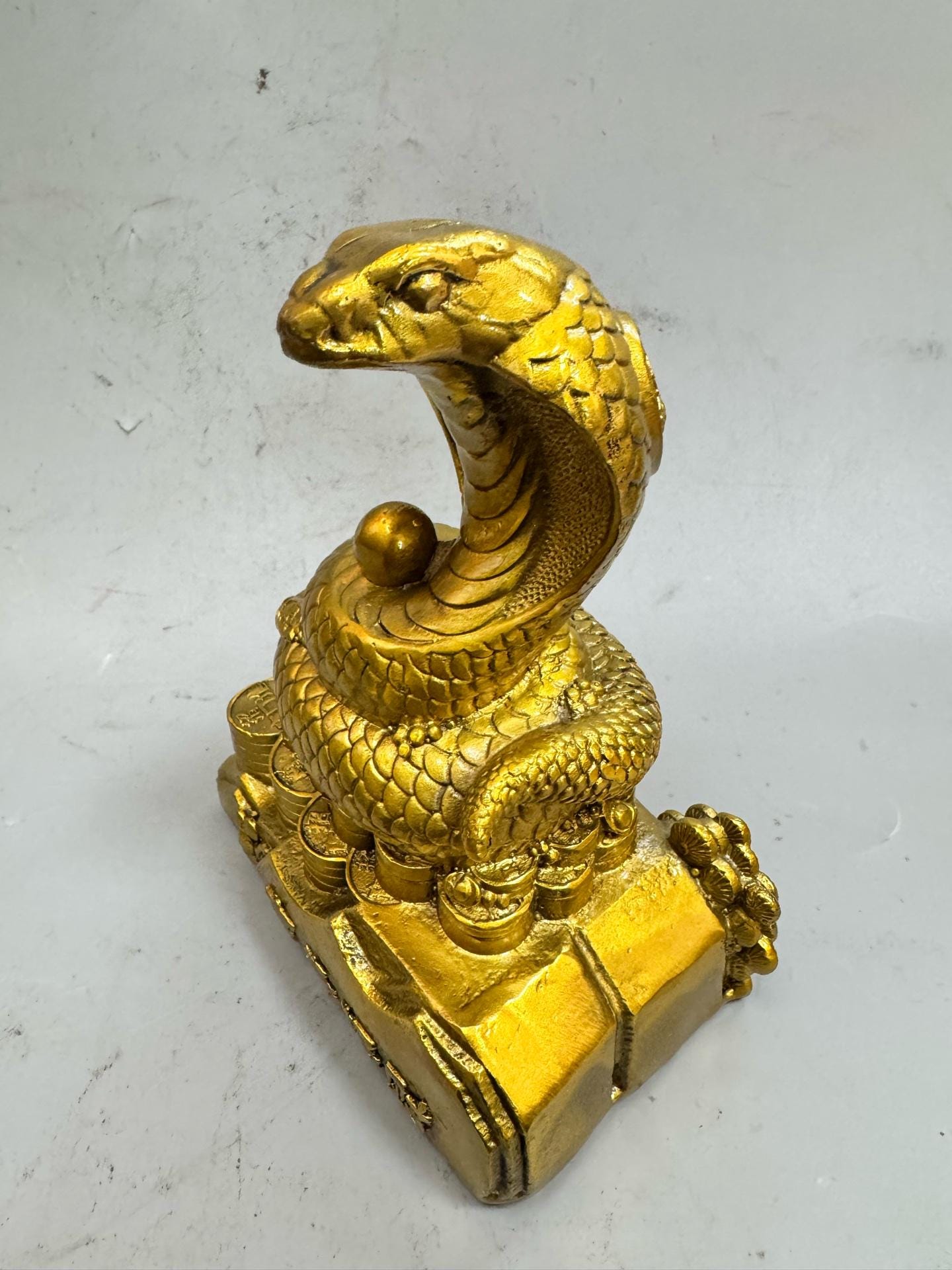 中国のアンティークの手作り彫刻純銅金箔富貴蛇像装飾、希少で絶妙