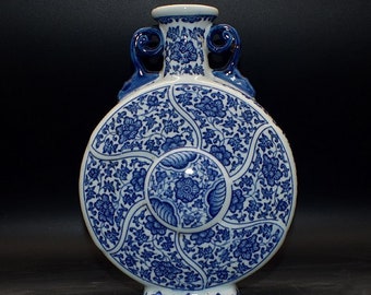 China Jingdezhen ceramic vase, hand drawn, blue and white pattern, exquisite shape, collectible