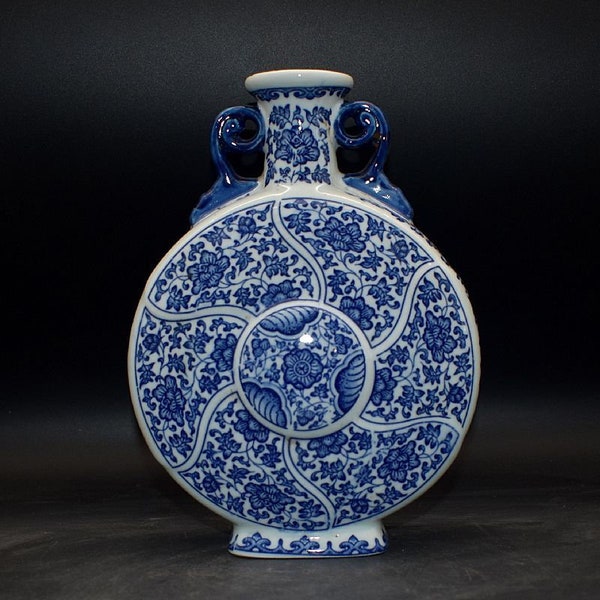 China Jingdezhen ceramic vase, hand drawn, blue and white pattern, exquisite shape, collectible