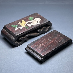 Chinesische reine handgeschnitzte rote Sandelholz Massivholz eingelegte Blume und Vogel-Muster kleine Basis Ornament Vase Basis zweiteiliges Set