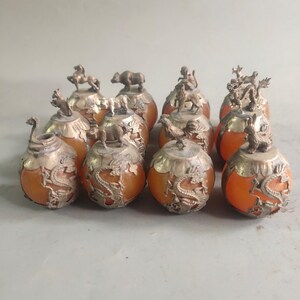 Sammlung chinesischer Sternzeichen Jade Ball Statuen reine Hand geschnitzte hohle Drachenmuster eingelegte Steine kostbar und einzigartig