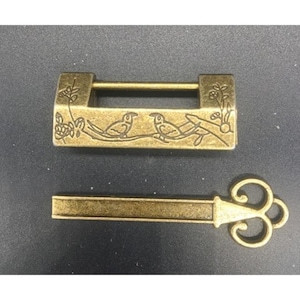 Chinese antique pure copper lock hand carved flower and bird patterns are worth collecting and can be used