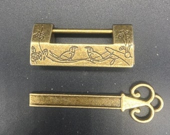 Chinese antique pure copper lock hand carved flower and bird patterns are worth collecting and can be used