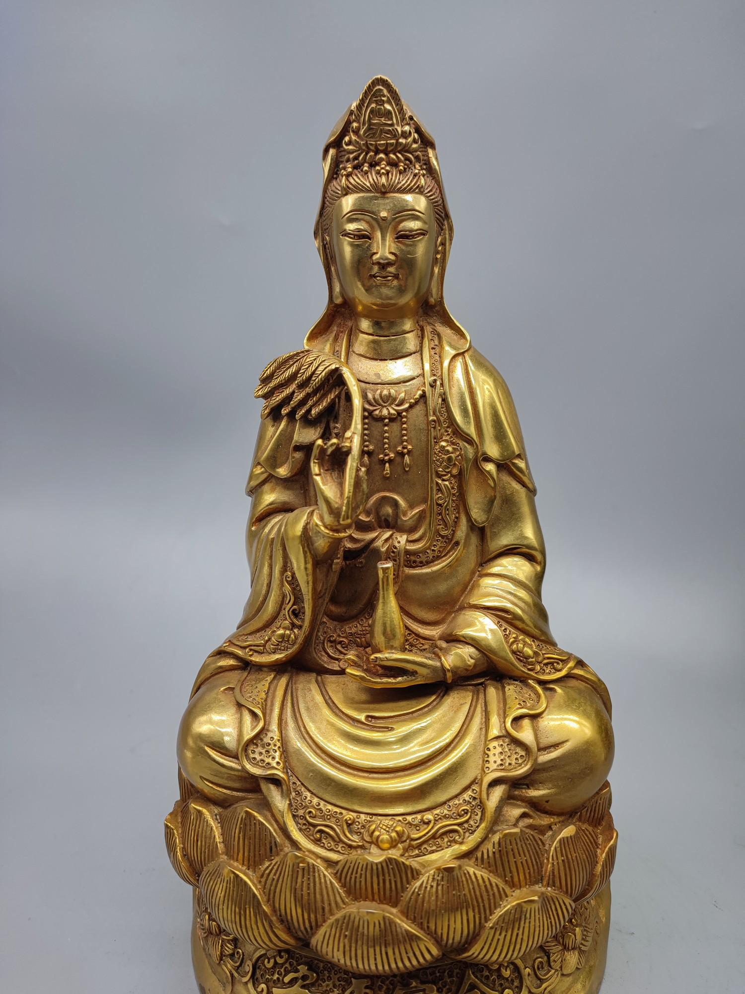 中国のアンティークの純粋な手彫りの純銅の観音菩薩仏像の装飾品、絶妙