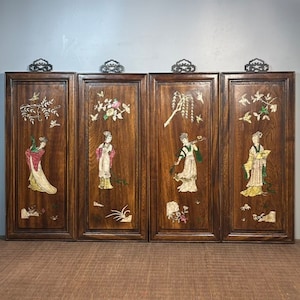 Puede incluir: Cuatro paneles de madera con intrincados tallados de mujeres con vestimenta tradicional y diseños florales. Los paneles están pintados en tonos marrones, verdes y dorados.