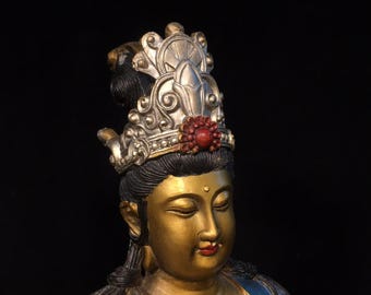 中国のアンティークの手彫りの純銅の塗装された観音菩薩の仏像の装飾品