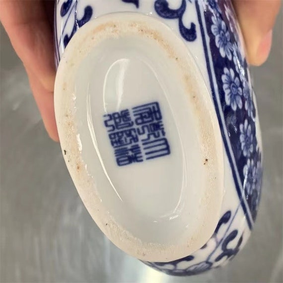 コレクション工芸品 青と白の磁器の花瓶 手描きの花の模様の花瓶