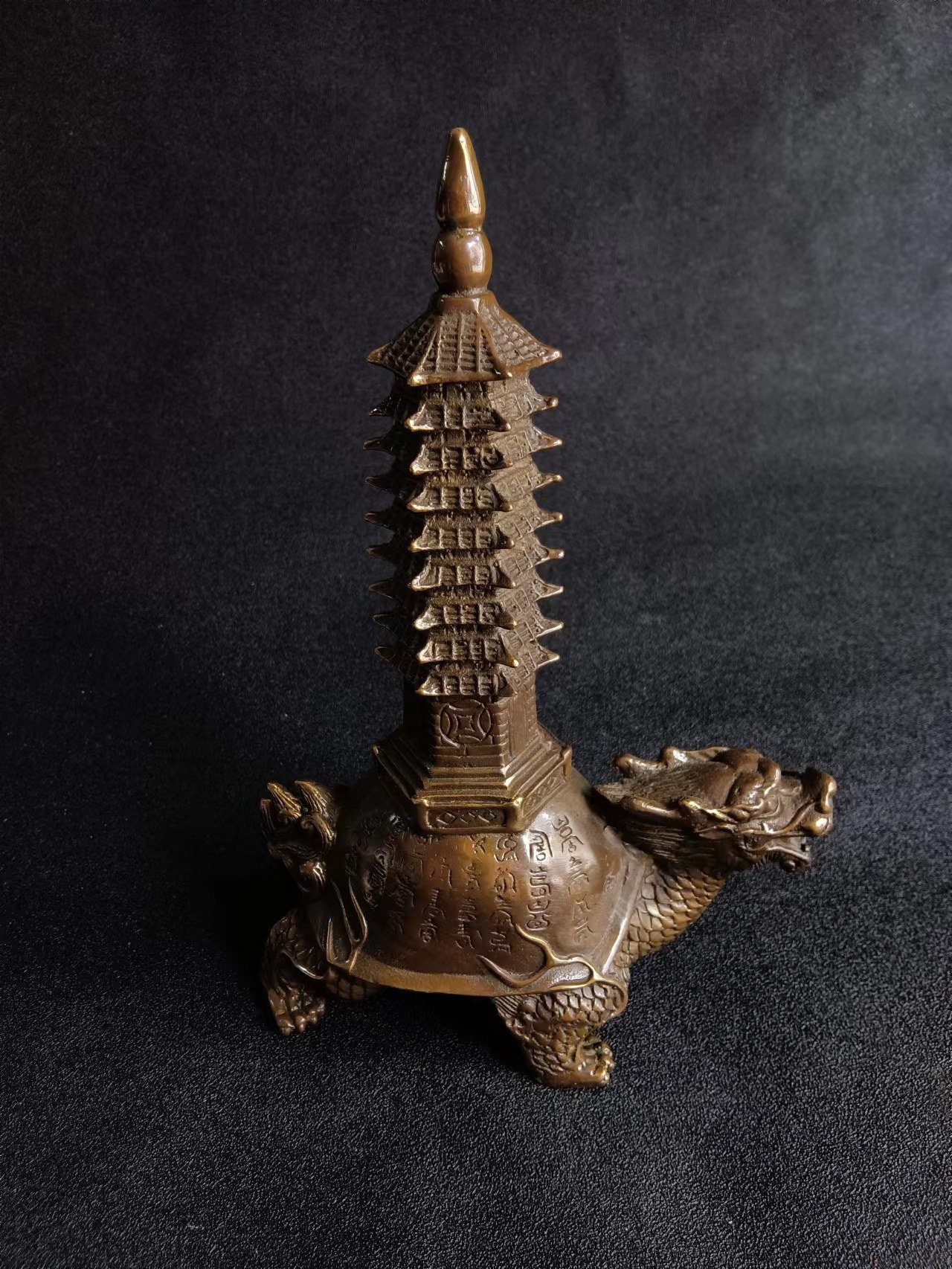 初期のコレクションの純銅の龍亀の塔の像の装飾品、手彫りの