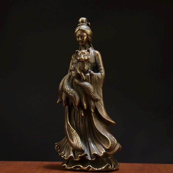 中国のアンティークの手彫りの絶妙でユニークな純銅製の九尾の狐の妖精