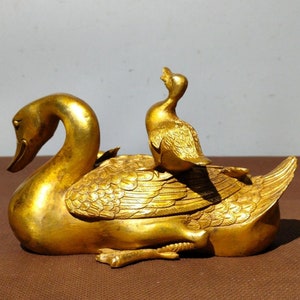 中国のアンティークの純粋な手彫りの純銅の金箔のガチョウの像の装飾品、絶妙な模様、珍しい、コレクションできる