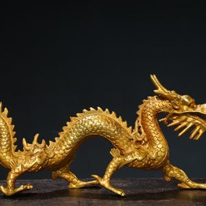 中国のアンティークの手彫りの純銅の金箔の龍の像の装飾品、絶妙でユニークな、デスクトップの装飾