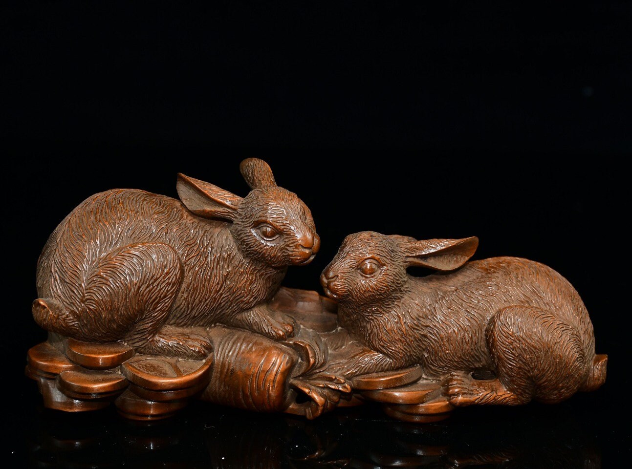 中国の手彫りの天然ツゲの木のウサギの像の小さな装飾品のペア、純粋な