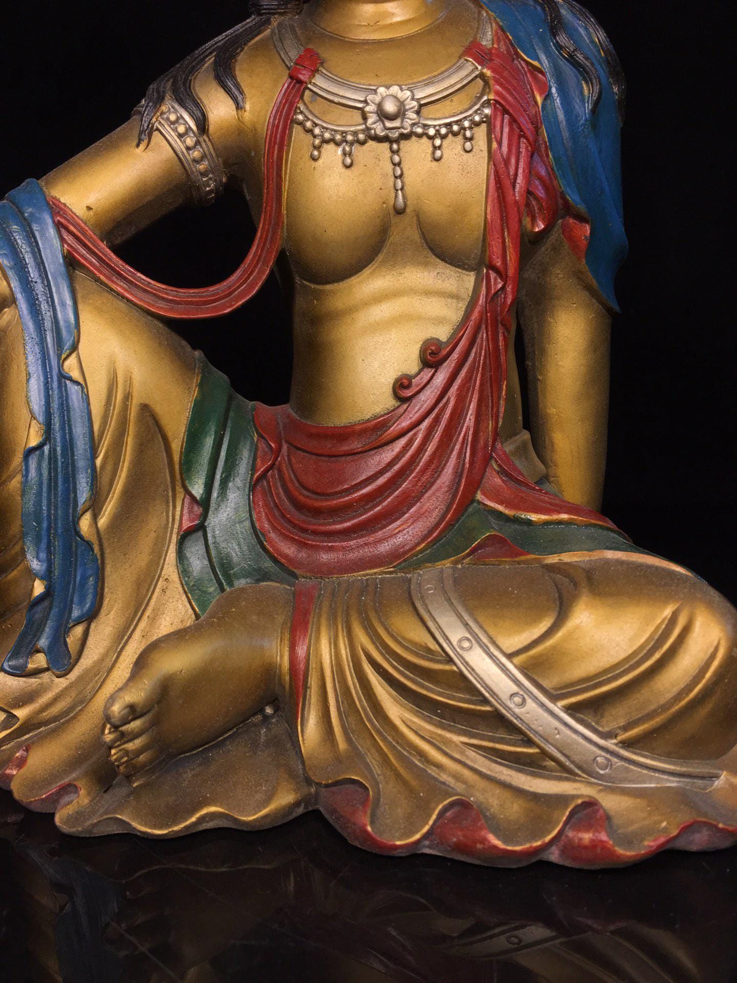 中国のアンティークの手彫りの純銅の塗装された観音菩薩の仏像の装飾品