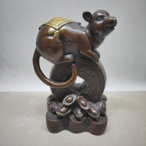 中国のアンティークの手彫りの純銅の金箔の元宝ネズミの像の装飾品。貴重でユニークで、収集する価値があります。