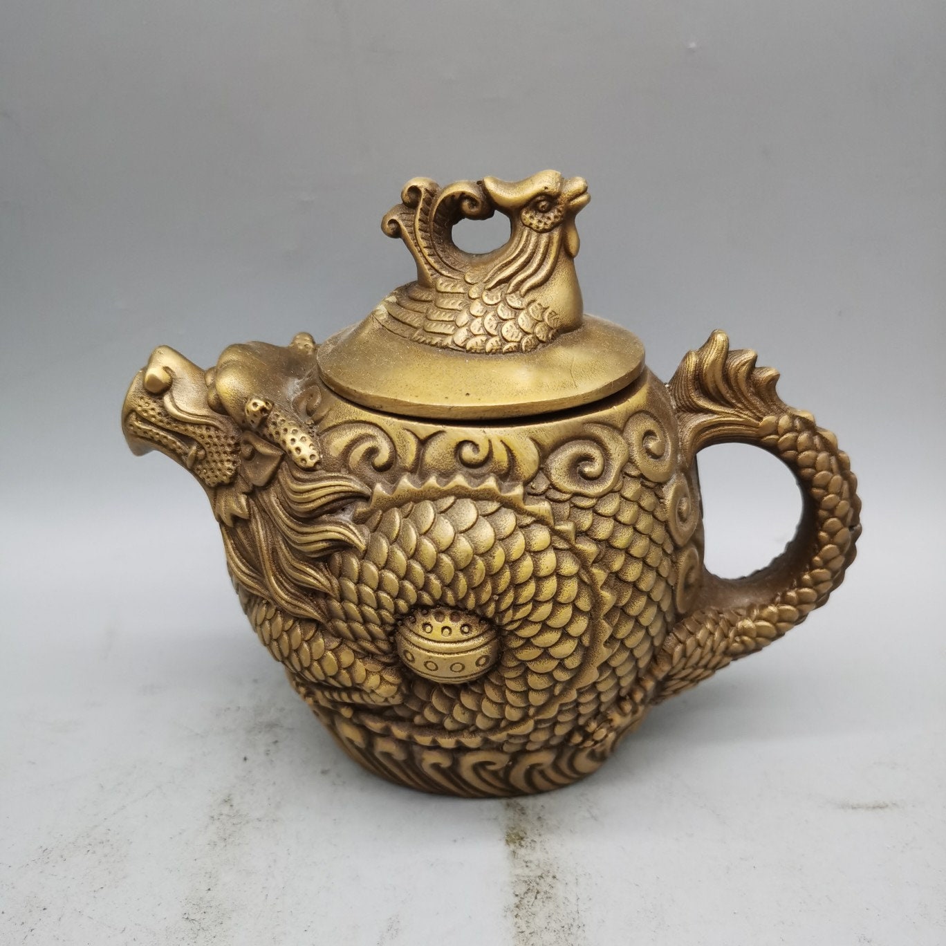 中国アンティーク純銅製、純手彫りの精巧な龍鳳凰柄の像のティーポット