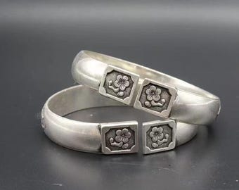Exquisitas pulseras chinas de plata tibetana talladas a mano, raras y coleccionables, un par de pulseras con diseño floral, regalo