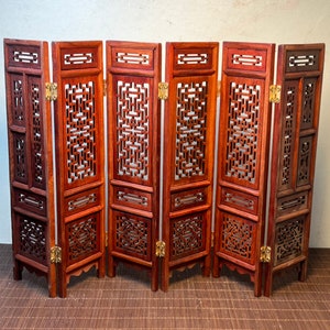 Chinesisches reines handgeschnitztes rotes Säureholz exquisite aushöhlen Muster Paravent Desktop kleine Verzierung, Möbeldekor, würdige Sammlung