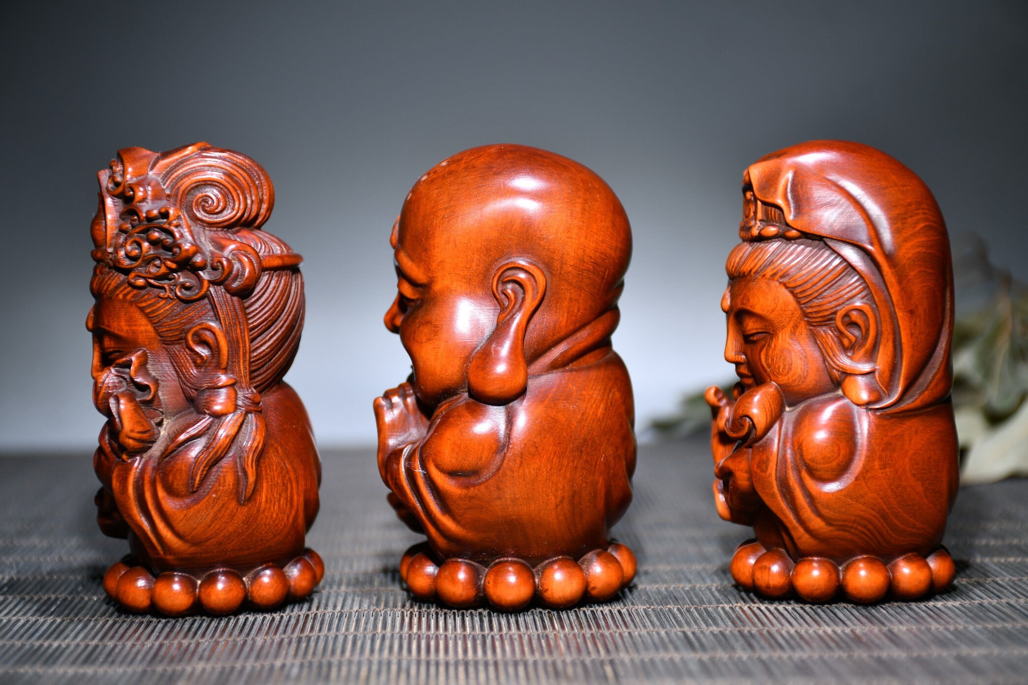 中国の骨董品によって彫られた美しいツゲの木の三聖仏像の装飾品は形が