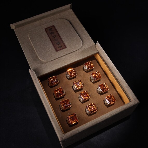A box of Chinese antique pure hand-carved rare ye… - image 3