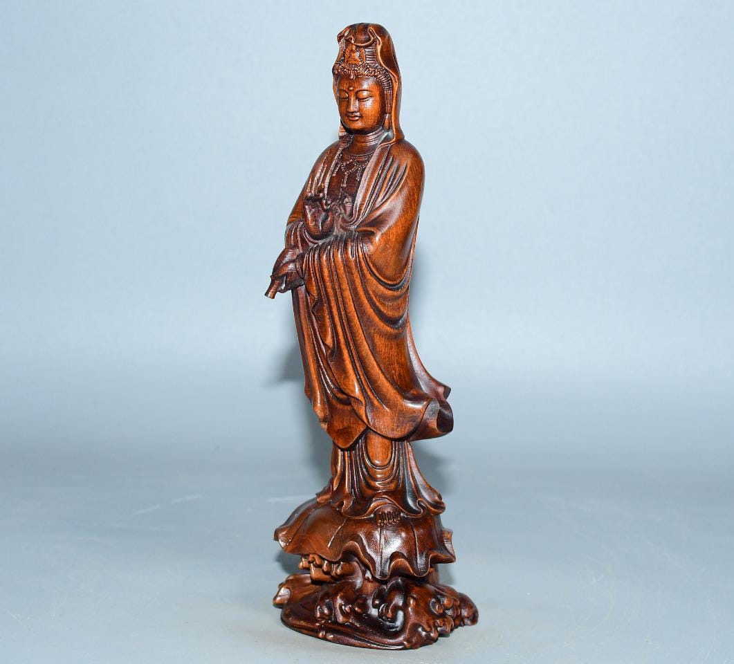 中国の純粋な手彫りの天然ツゲの木の観音仏像の装飾、美しくて収集価値
