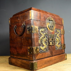 Adorno de caja de cofre del tesoro con patrón de dragón dorado de palisandro tallado a mano puro chino, forma preciosa y hermosa