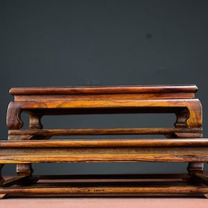 Chinesischer antiker reiner handgeschnitzter kleiner Teetisch aus natürlichem Rosenholz, Vasenbasis, Ausstellungsständer und eine Reihe von Ornamenten, wertvoll und selten