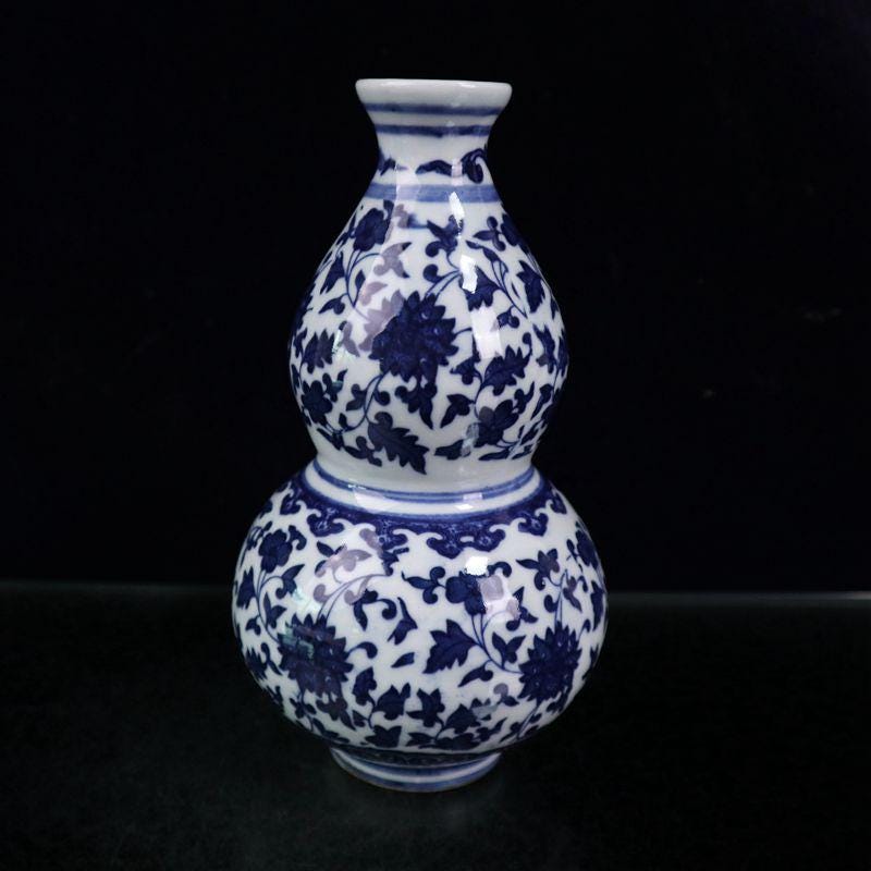 中国の青と白の磁器製ひょうたん型花瓶、美しい模様の装飾品、家の装飾