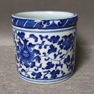 Sammlung Handwerk Blau und Weiß Porzellan Stiftehalter Handgemaltes Lotus Muster glas.